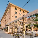 Brown House & 4*