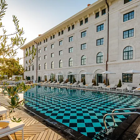 ホテル Brown House & トロギール