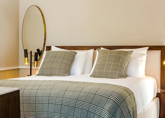 Brown House & 4* トロギール