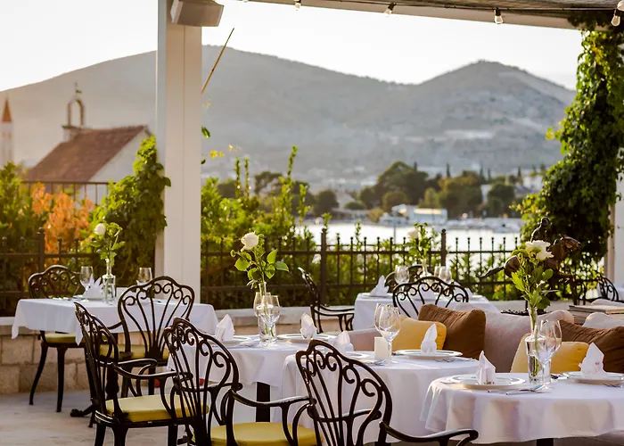 ホテル Brown House & トロギール