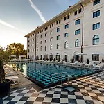 Brown House & 4*