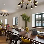Brown House & Hotell