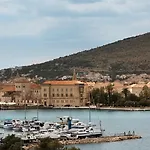 Brown House & 4* Trogir
