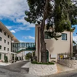 Brown House & Hotell 4*