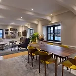 Brown House & Hotell 4*