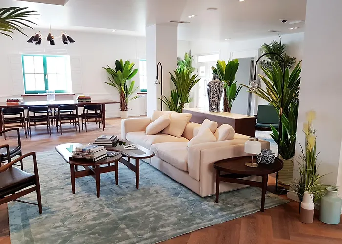 Brown House & 4*