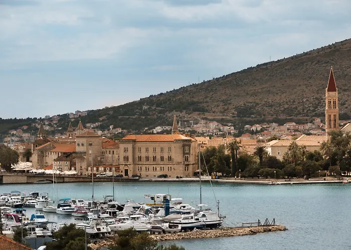 Brown House & 4* Τρογκίρ
