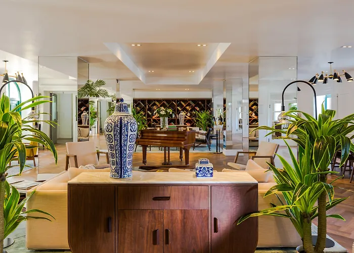 Brown House & 4*
