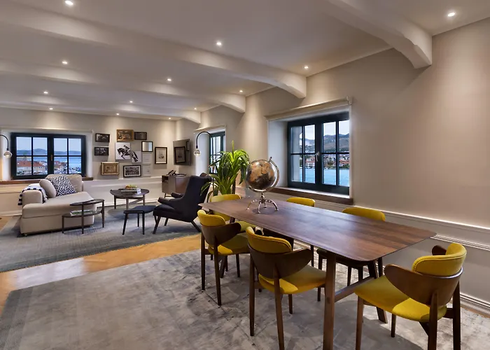 Brown House & Ξενοδοχείο 4*